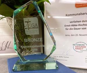 Eine Glasplastik mit der Aufschrift "Thüringer Siegel für gesunde Arbeit"