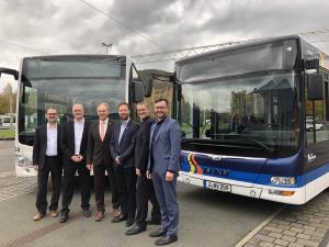 5 Herren und zwei Busse