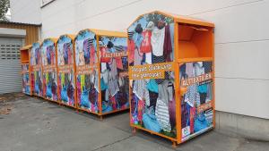 Eine Reihe von Containern mit Aufdruck von Wäschestücken