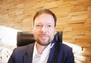 Ein Mann schaut in die Kamera