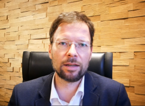 Ein Mann schaut in die Kamera