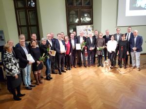 Eine große Gruppe von Menschen steht im Halbrund