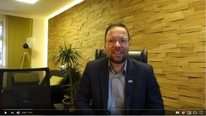 Video-Screenshot: OB hält seine Freitagsbotschaft.