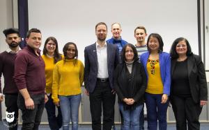 Eine Gruppe von Menschen lächeln in die Kamera