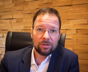 Ein Mann schaut in die Kamera