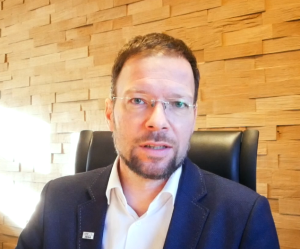 Ein Mann schaut in die Kamera