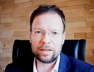 Ein Mann schaut in die Kamera