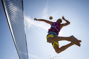 Ein Bachball-Spieler am Netz