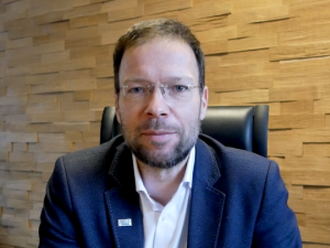 Ein Mann vor der Kamera 