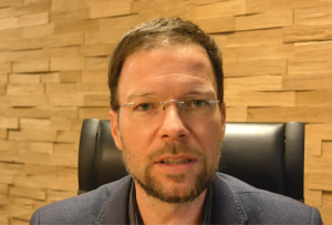 Ein Mann schaut in die Kamera