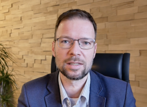 Ein Mann schaut in die Kamera 