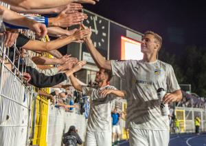 Fußballer klatschen Hände der Fans ab