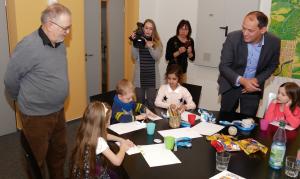 Eine Gruppe von Menschen, darunter vier Kinder