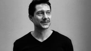 Ein Schwarz-Weiß-Bild eines Mannes