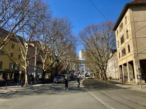 Eine Straße mit wenigen Passanten