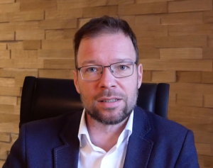 Der Oberbürgermeister schaut in die Kamera