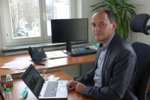 Ein Mann am Schreibtisch