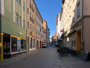 Eine leere Straße zum Rathaus