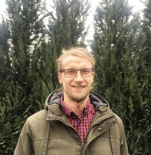 Ein Mann schaut in die Kamera