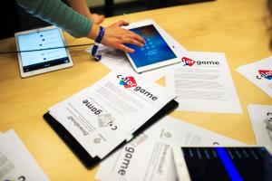 Ein Tisch mit Lehrmaterialien