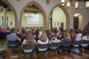 Viele Menschen in einem Raum