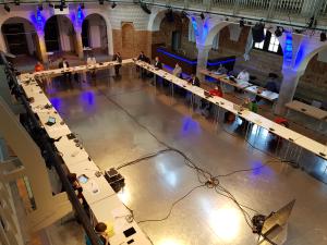 Ein Raum mit einem großen Tisch