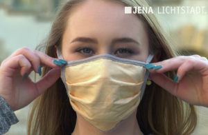 Eine Frau mit einer Mundmaske