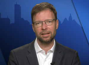 Ein Mann schaut in die Kamera