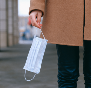 Eine Frau trägt eine Maske