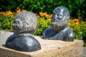 Zwei steinerne Köpfe stehen sich gegenüber