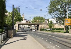 Eine Eisenbahnbrücke, darunter eine Straße