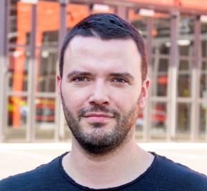 Ein Mann schaut in die Kamera