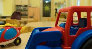 Spielzeug in einem leeren Kindergartenzimmer
