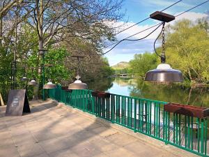 Eine leere Terrasse eines Cafés, im Hintergrund der Jenzig