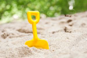 Eine Spielschaufel in einem Sandkasten