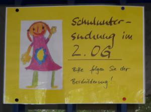 Ein Schild mit dem Hinweis: Schuleingangsuntersuchungen im 2. Obergeschoss