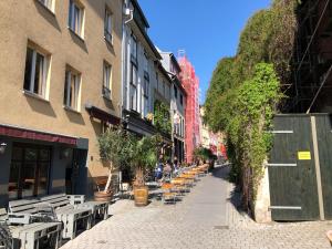 Eine Straße mit Gastronomiebestuhlung