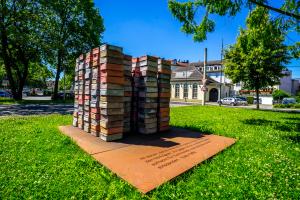 Ein Denkmal auf einer Wiese