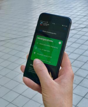 Eine Hand mit einem Mobiltelefon