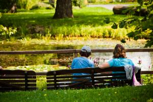 Zwei Menschen auf einer Bank