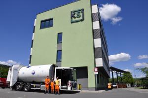 Ein Test-Müllauto steht vor einem KSJ-Gebäude.