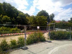 Ein Spielplatz mit Bauzäunen abgesperrt