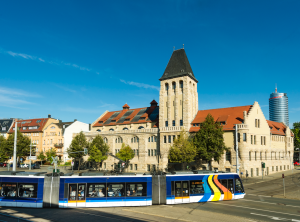 Eine Straßenbahn vor einem Gebäude