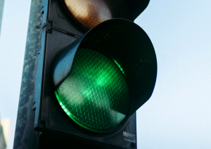 Eine Ampel steht auf grün