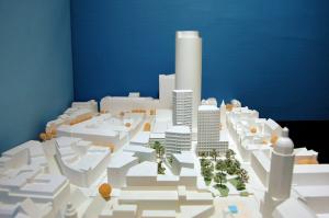 Ein Modell einer Innenstadt mit drei Hochhäusern und dem Jentower