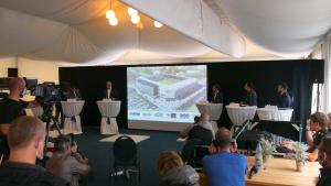 Menschen in einer Pressekonferenz