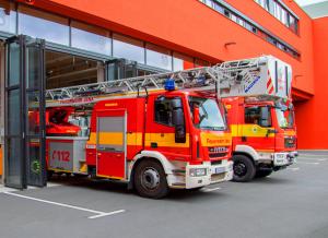 Zwei Einsatzwagen der Feuerwehr Jena
