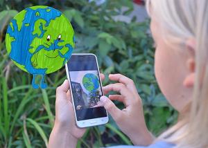 Ein Kind hat die App Actionbound auf einem Handy geöffnet.