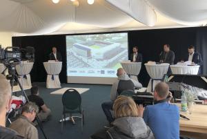 Eine Pressekonferenz mit vielen Menschen