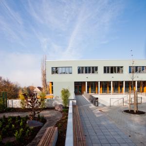 Ein Schulgebäude mit einer Ruhezone